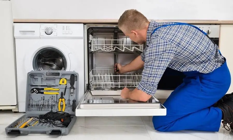 Keçiören Protherm servisi teknisyen ekibi beyaz eşya tamiri yaparken